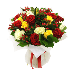 Blumenstrauß aus Rosen und Hypericum