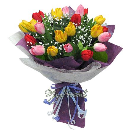 Букет из разноцветных тюльпанов, украшенный гипофилой