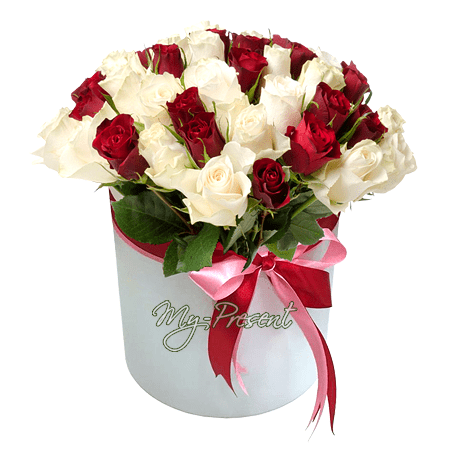 Красные и белые розы в шляпной коробке
