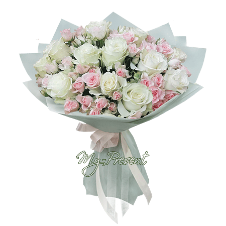 Bouquet of classic roses and spray roses