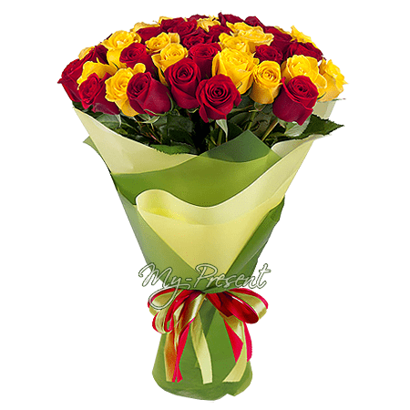 Букет из красных и желтых роз (80 см.) оформленный в фетр